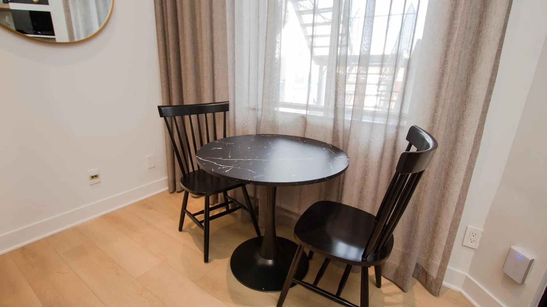 Apartment Studio #8 - Self Check-In - Plateau - St-Denis Montreal