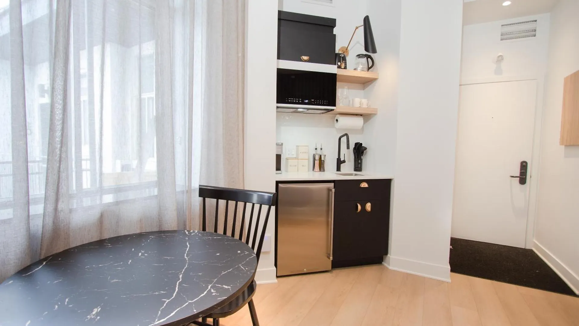 Apartment Studio #8 - Self Check-In - Plateau - St-Denis Montreal Canada