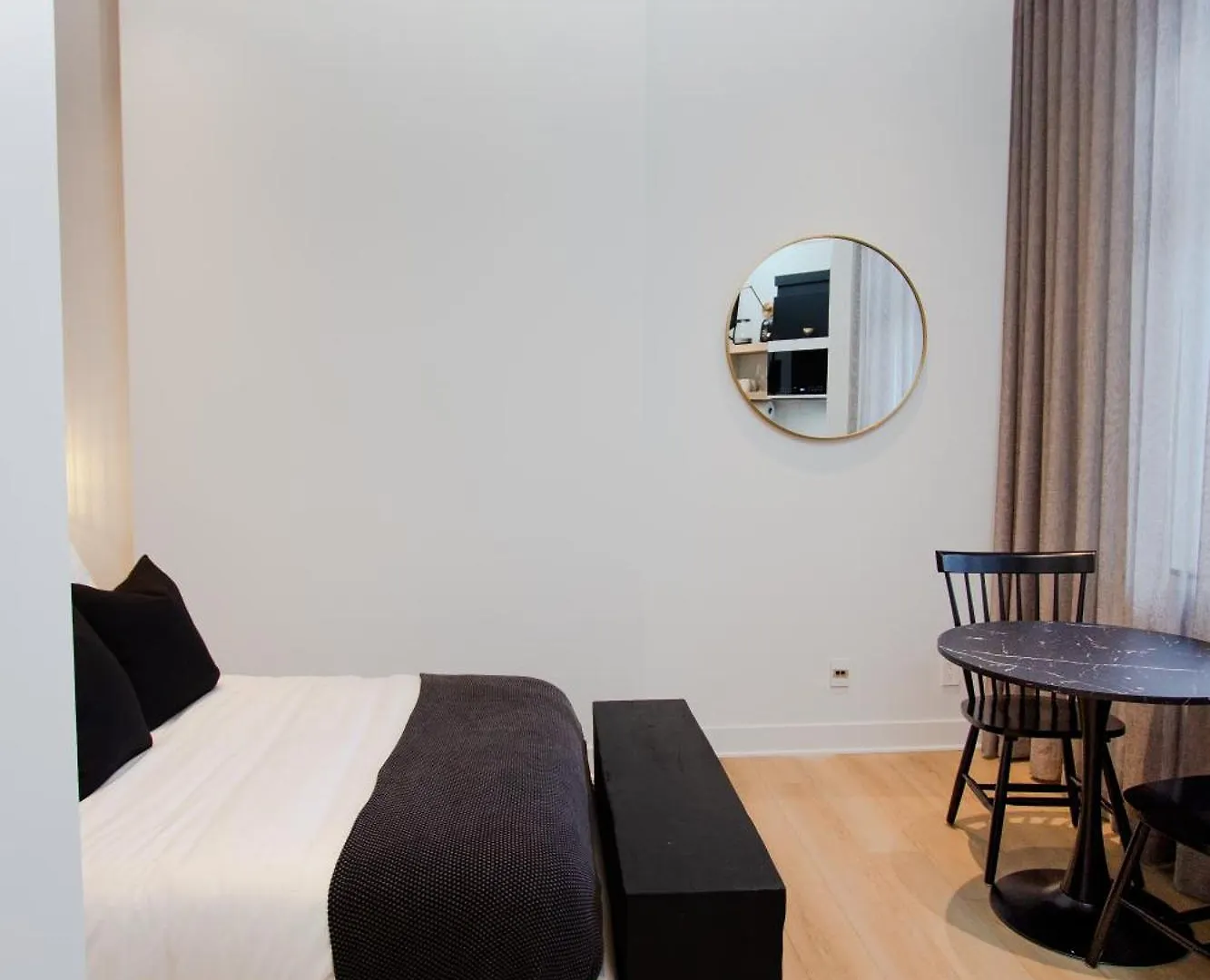 Studio #8 - Self Check-In - Plateau - St-Denis Montreal Canada